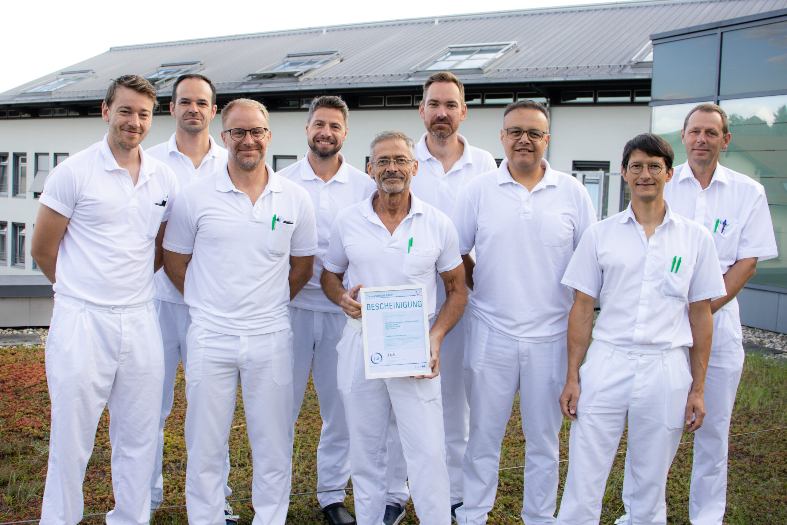 Das Ärzte-Team der Klinik für Unfallchirurgie und Orthopädie vor dem KOB