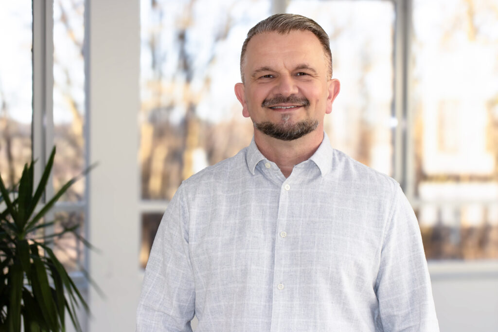 Ein Portrait-Foto von Henrik Schulze