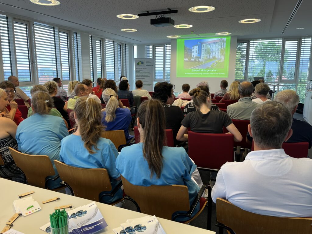 Der Vortragsraum Kottmarblick gefüllt mit interessiertem Publikum