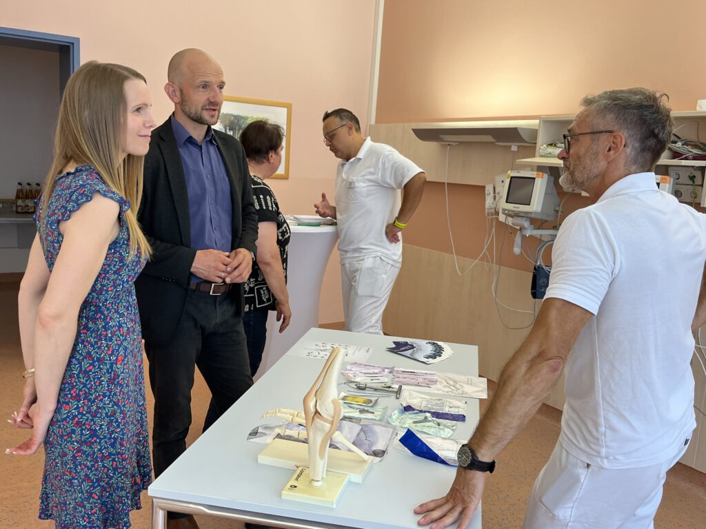Landrat Dr. Meyer im Gespräch mit Chefarzt Dr. Mattusch über Endoprothetik