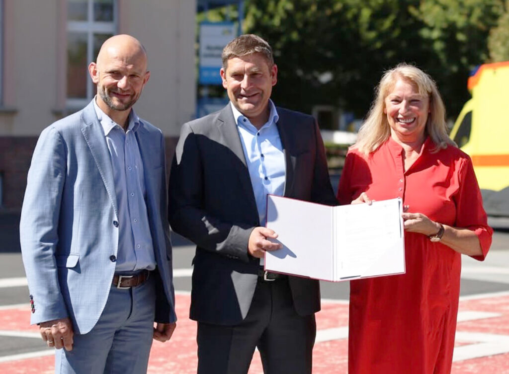 Gesundheitsministerin Köpping übergibt den Fördermittelbescheid an Geschäftsführer Steffen Thiele und Landrat Dr. Stephan Meyer
