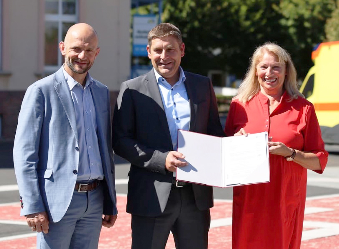 Gesundheitsministerin Köpping übergibt den Fördermittelbescheid an Geschäftsführer Steffen Thiele und Landrat Dr. Stephan Meyer