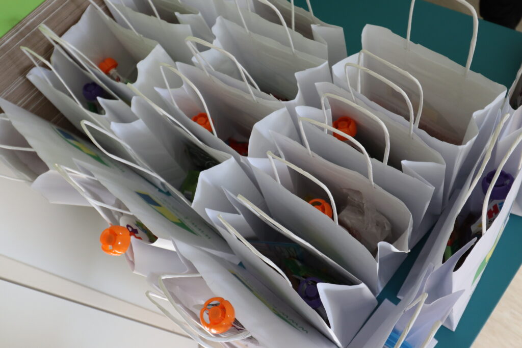 kleine Papiertüten gefüllt mit kleinen Aufmerksamkeiten für die Kinder